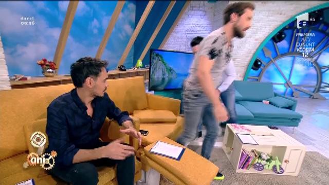 Magicianul Robert Enuca, trucuri nemaivăzute cu cărțile de joc