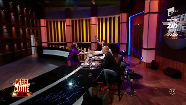 Surpriză de proporții la &bdquo;Chefi la cuțite&rdquo;! Daciana a fost cerută &icirc;n căsătorie de iubitul său, chiar &icirc;n fața juraților!