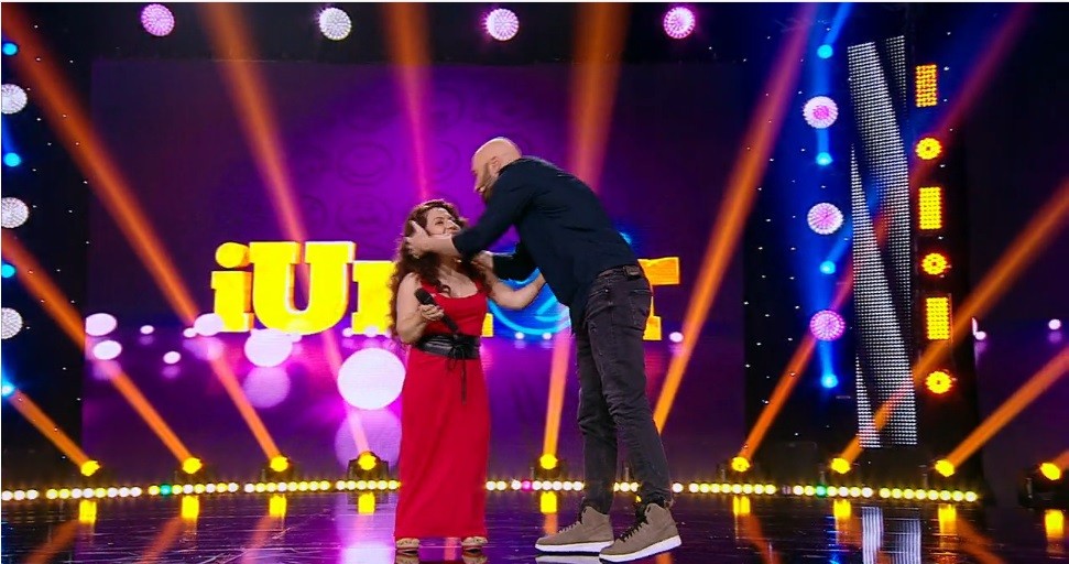 Bendeac nu s-a putut abține, s-a pupat din nou la iUmor. De această dată cu o pitică!