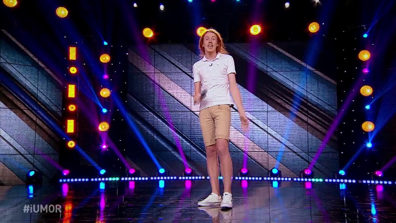 El este prezentatorul de știri perverse! Cosmin Tobă i-a speriat pe jurați, dar i-a făcut să și implore noi glume