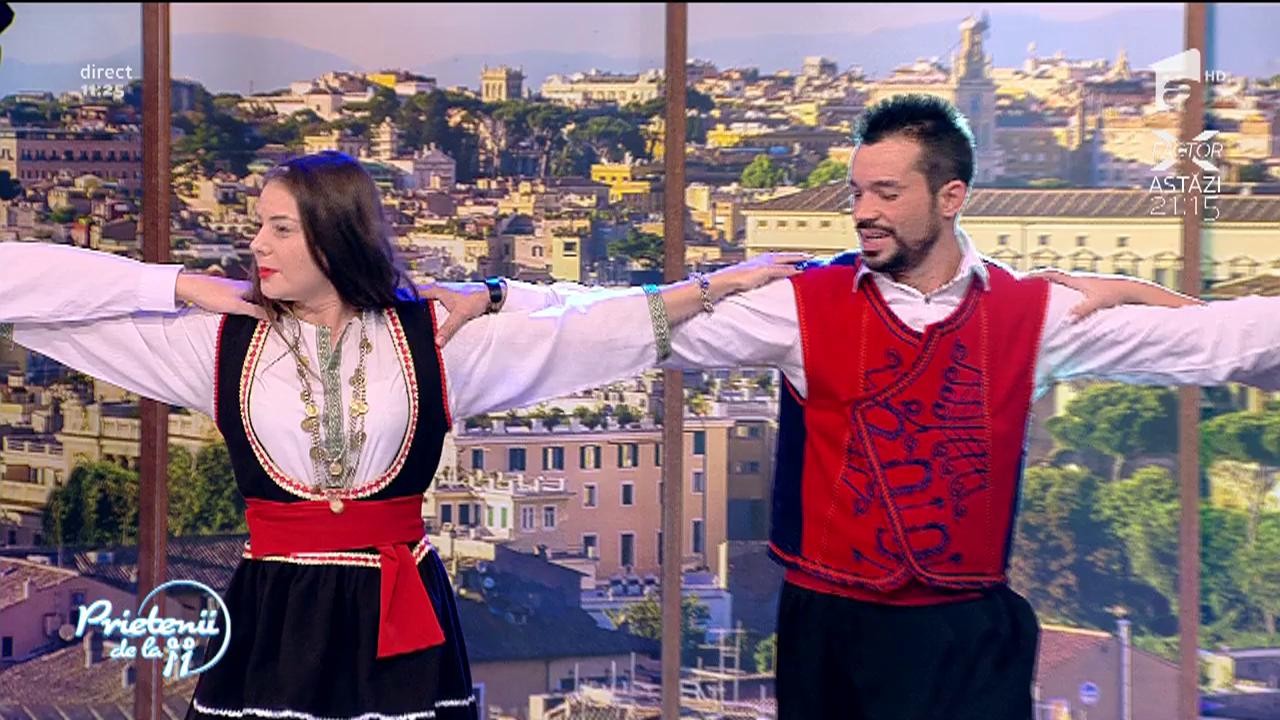 Ansamblul comunității elene "Elpis" din Constanța, spectacol pe scena de la "Prietenii de la 11"