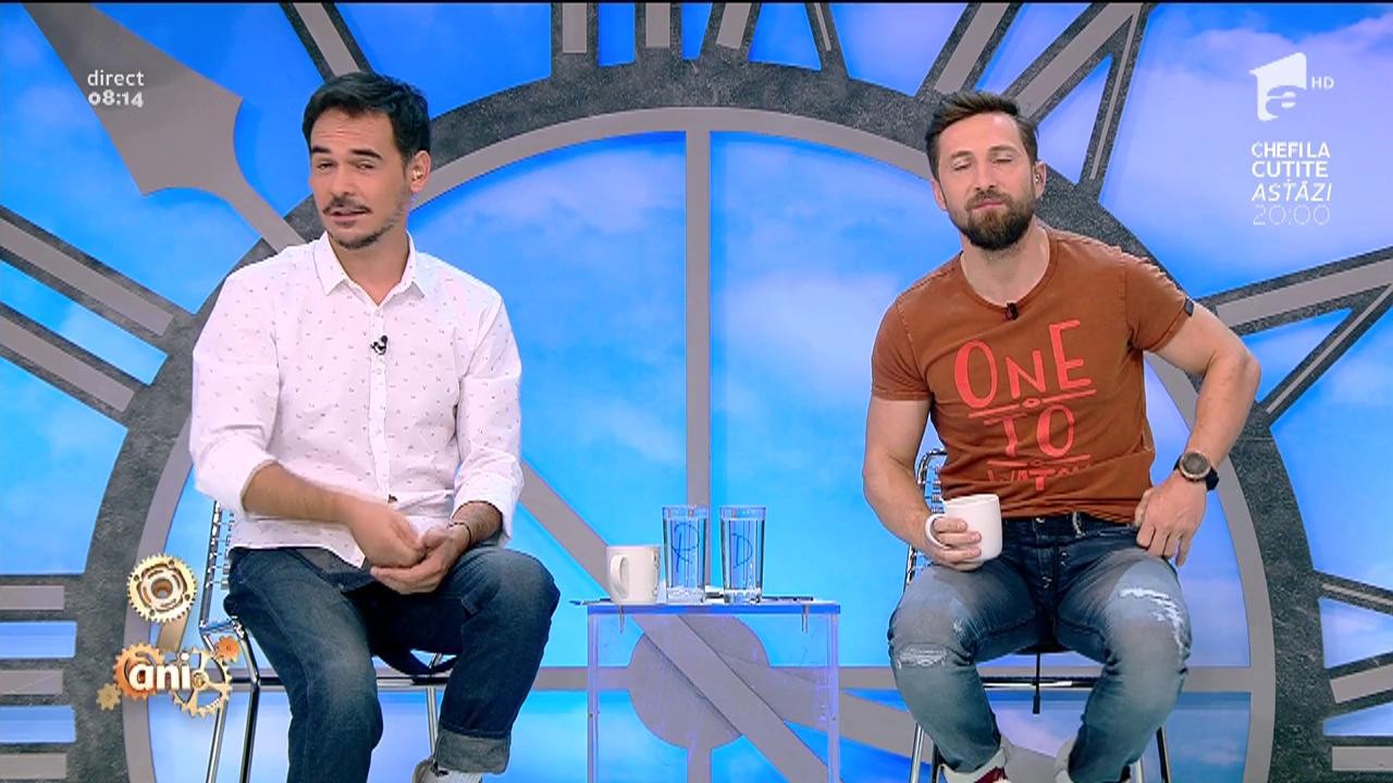Gluma preferată a lui Răzvan. Se &icirc;nt&acirc;lnesc doi cerbi. Unul numai coarne și unul numai coaste. Ce faci...