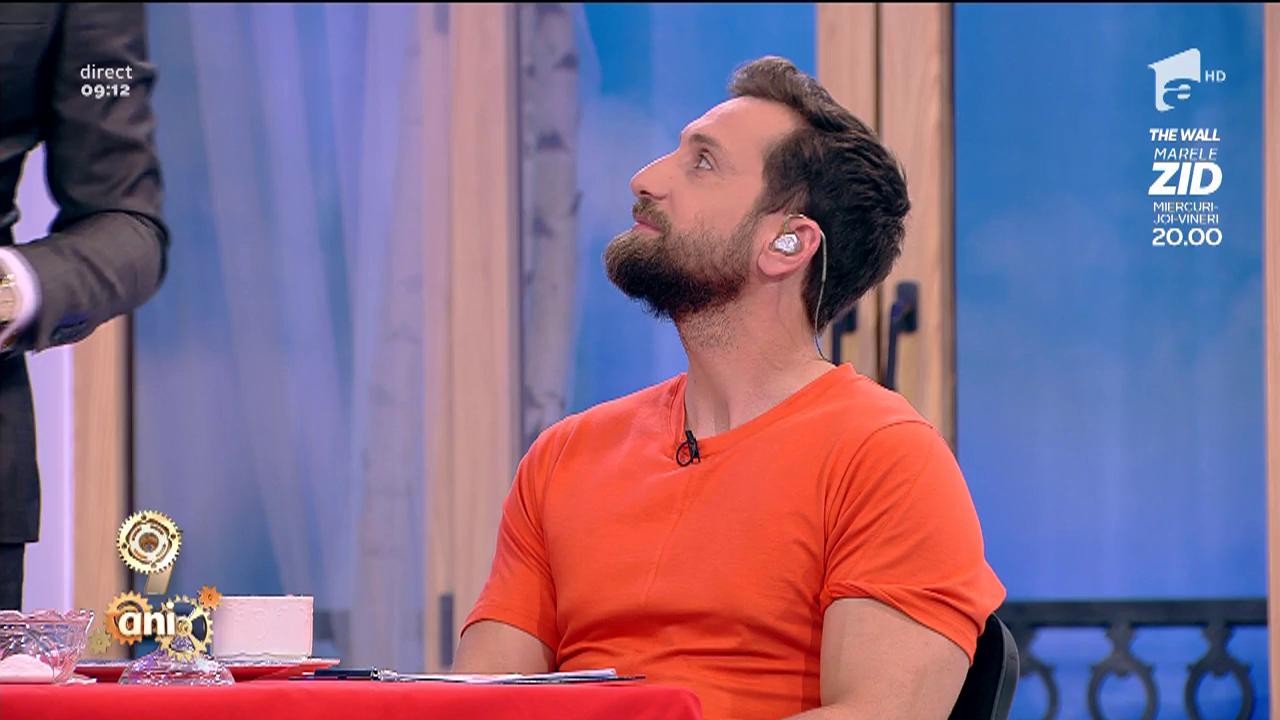 Lecția de bune maniere. Cum trebuie sa stai cu m&acirc;inile atunci c&acirc;nd ești la masă
