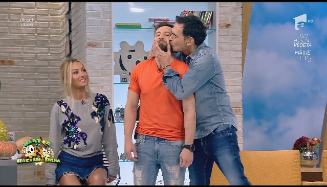 Dani, pupat de Răzvan, chiar &icirc;n timp ce spune c&acirc;t de mult urăște acest lucru. Flavia sare și ea pe el!