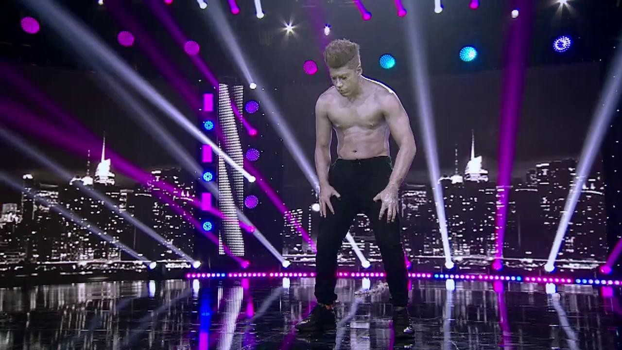 Robotul John 2000, pe scena iUmor! Radu Chirilă, număr de pantomimă senzațional