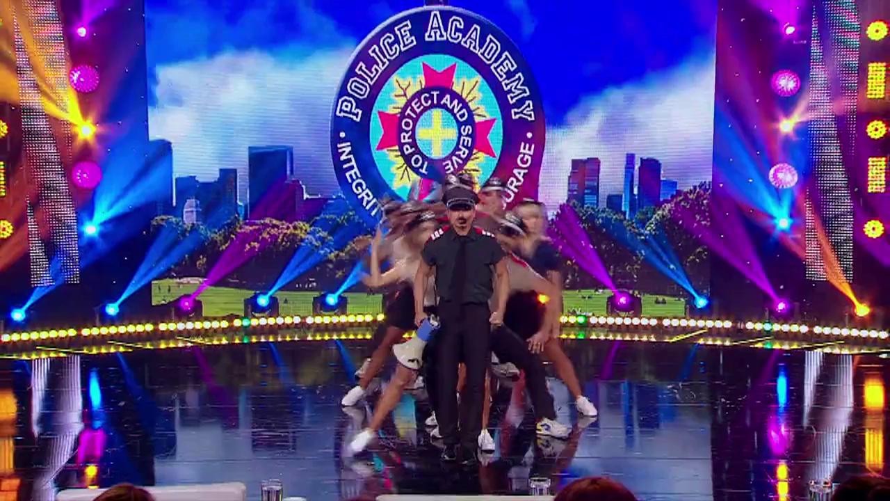 &rdquo;Jos!, culcat!. Jos!, culcat!&rdquo; Glumele, pedepside drastic! Academia de Poliție, &icirc;n platoul iUmor