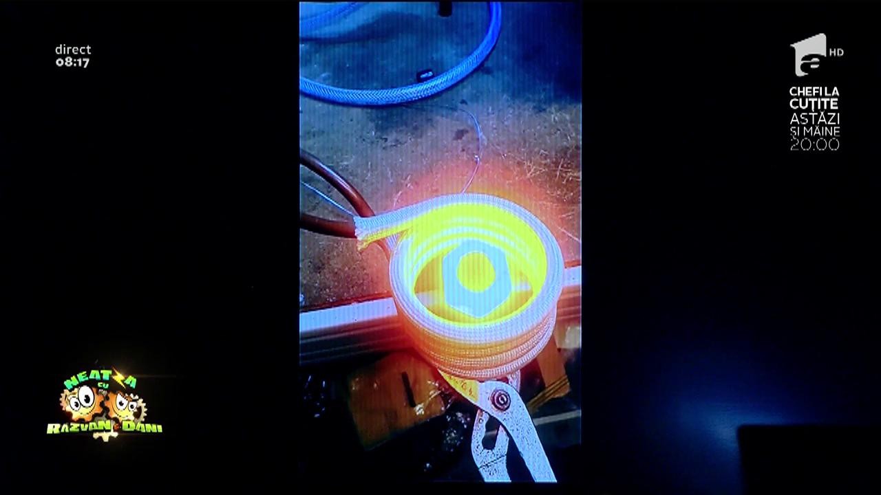 Smiley News: Fierarul viitorului. A &icirc;nroșit un fier așa cum nimeni nu a mai făcut, prin inducție!