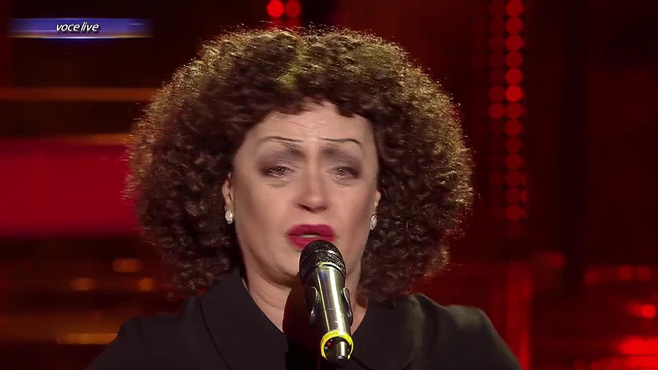 Adriana Trandafir se transformă în Edith Piaf - "L'accordeoniste"