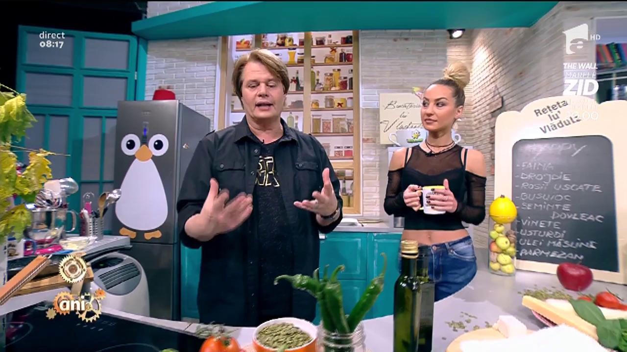 Răsfăţul zilei! Vlăduţ găteşte o p&acirc;ine delicioasă - "Happy"