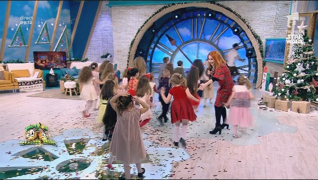 Copiii din platoul de la Neatza i-au transmis lui Moș Crăciun ce cadouri &icirc;și dorec: &rdquo;Eu vreau ceasul lui Dani de la m&acirc;nă! Eu mașina!&rdquo; Prezentatorul tv a luat-o la fugă!