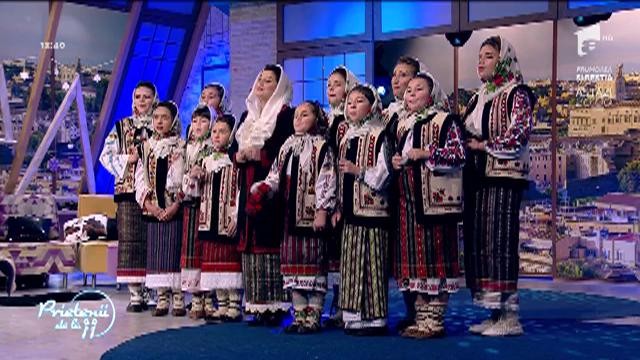 Grupul de colindători "M&acirc;ndre trotuşene" - "Ia mai sus de ţarigardu"