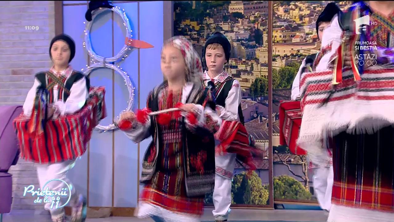 Ansamblul "Răzeşii lui Ştefan cel Mare" a venit să colinde la Prietenii de la 11