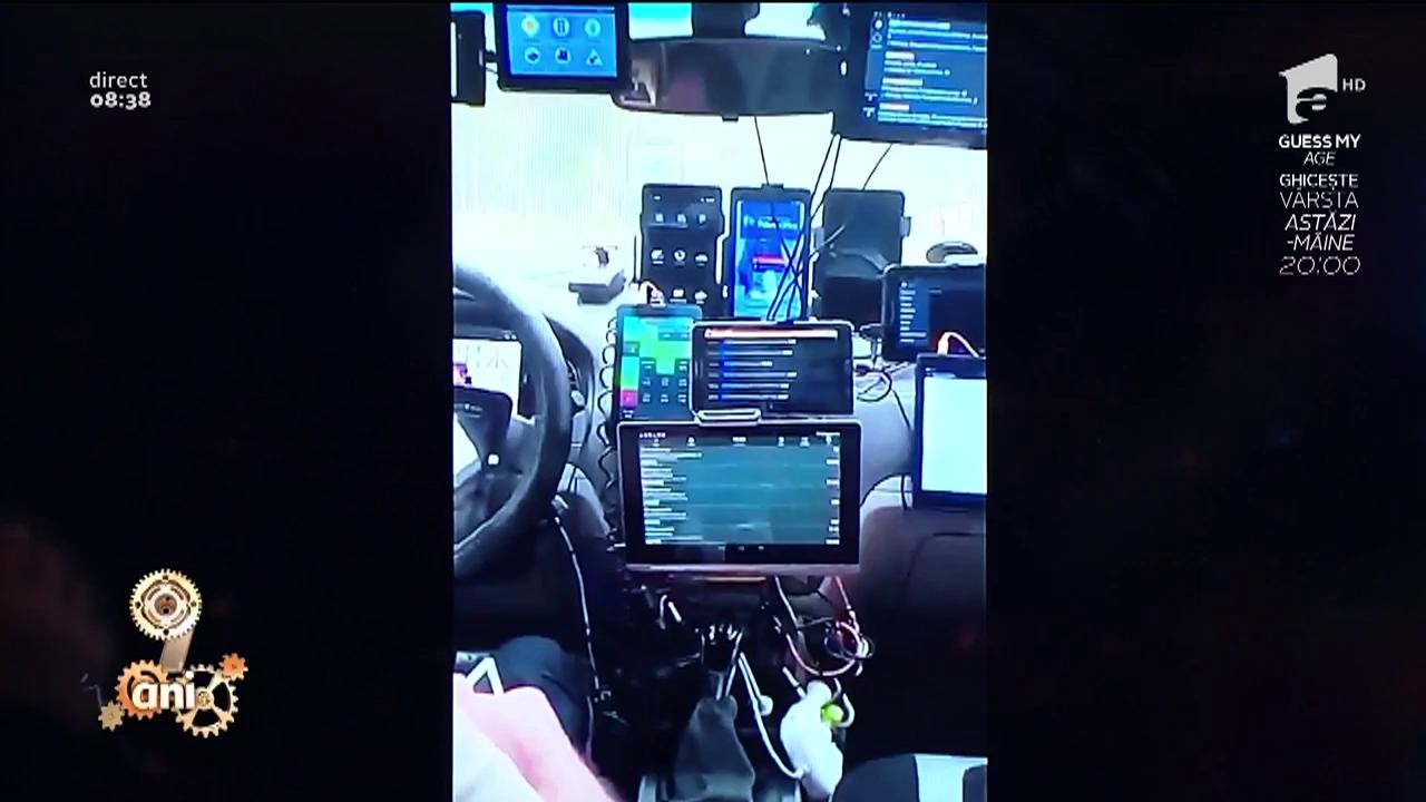 Smiley News! Taximetristul ahtiat dupa tehnologie. Și-a &icirc;mp&acirc;nzit bordul mașinii cu tot felul de gadgeturi