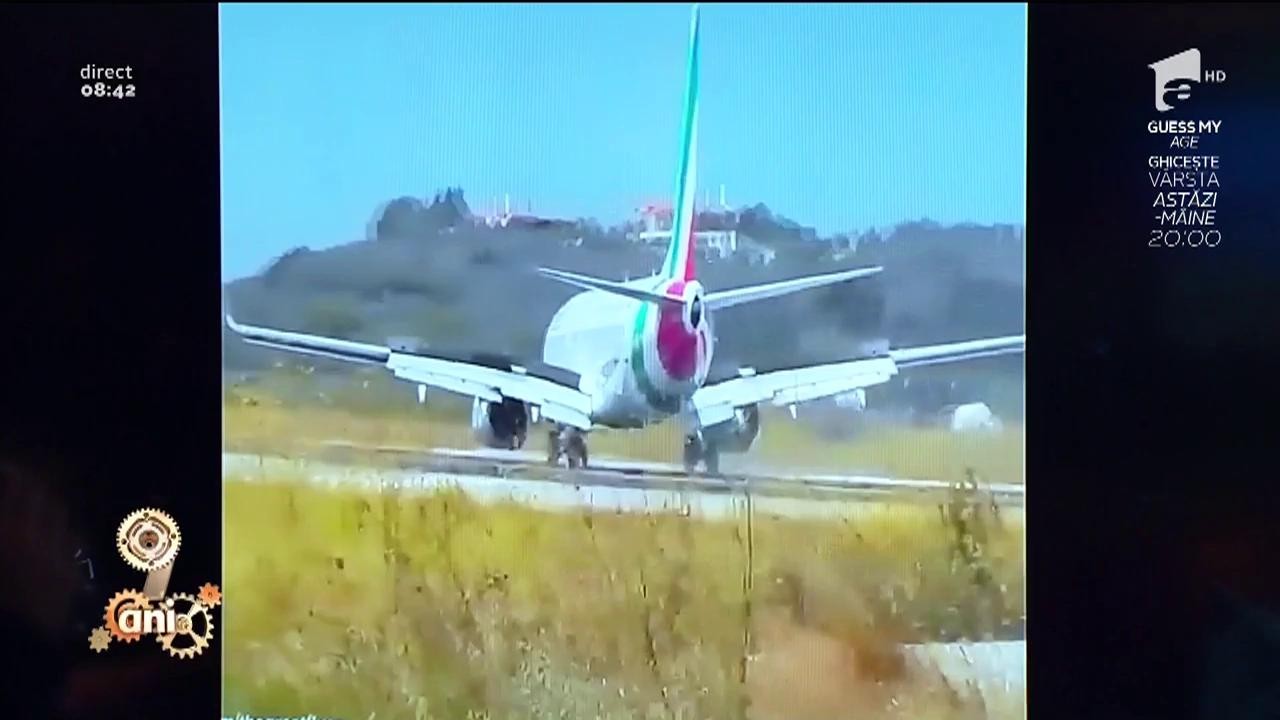 Smiley News! Aterizare cu emoții pentru șoferii de pe o șosea din Grecia. Avionul a trecut la c&acirc;tiva zeci de centimetri pe deasupra lor