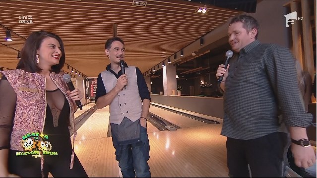 Toată lumea s-a uitat la ea! Tara, apariție HOT pe pista de bowling. Răzvan: &rdquo;Multumim pentru vestimentația care ne-a &icirc;nflorit dimineața&rdquo;