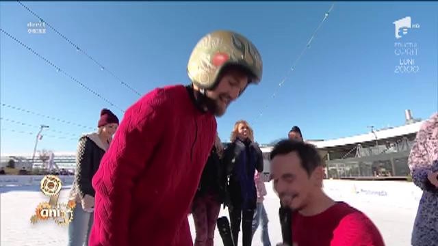 R&acirc;zi cu lacrimi! Răzvan Simion şi Dani Oţil şi-au onorat pariul pierdut la biliard! Au pantinat goi