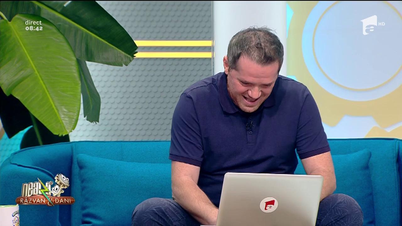 Smiley News! Cum să rupi un acordeon &icirc;n timp ce c&acirc;nți