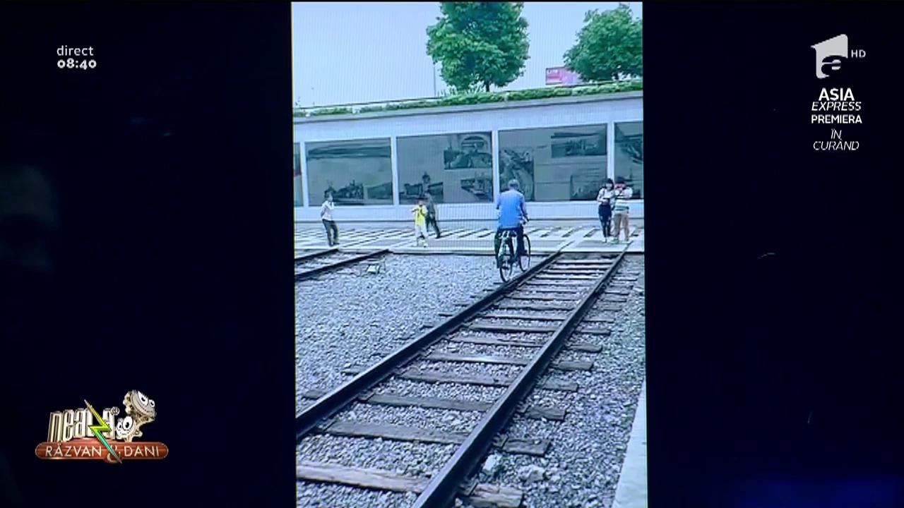 Smiley News: Un bătr&acirc;nel face echilibristică pe bicicletă pe o şină de cale ferată