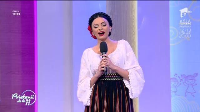 Cosmina Adam c&acirc;nta melodia "&Icirc;ți cant lume, cu drag, ție"