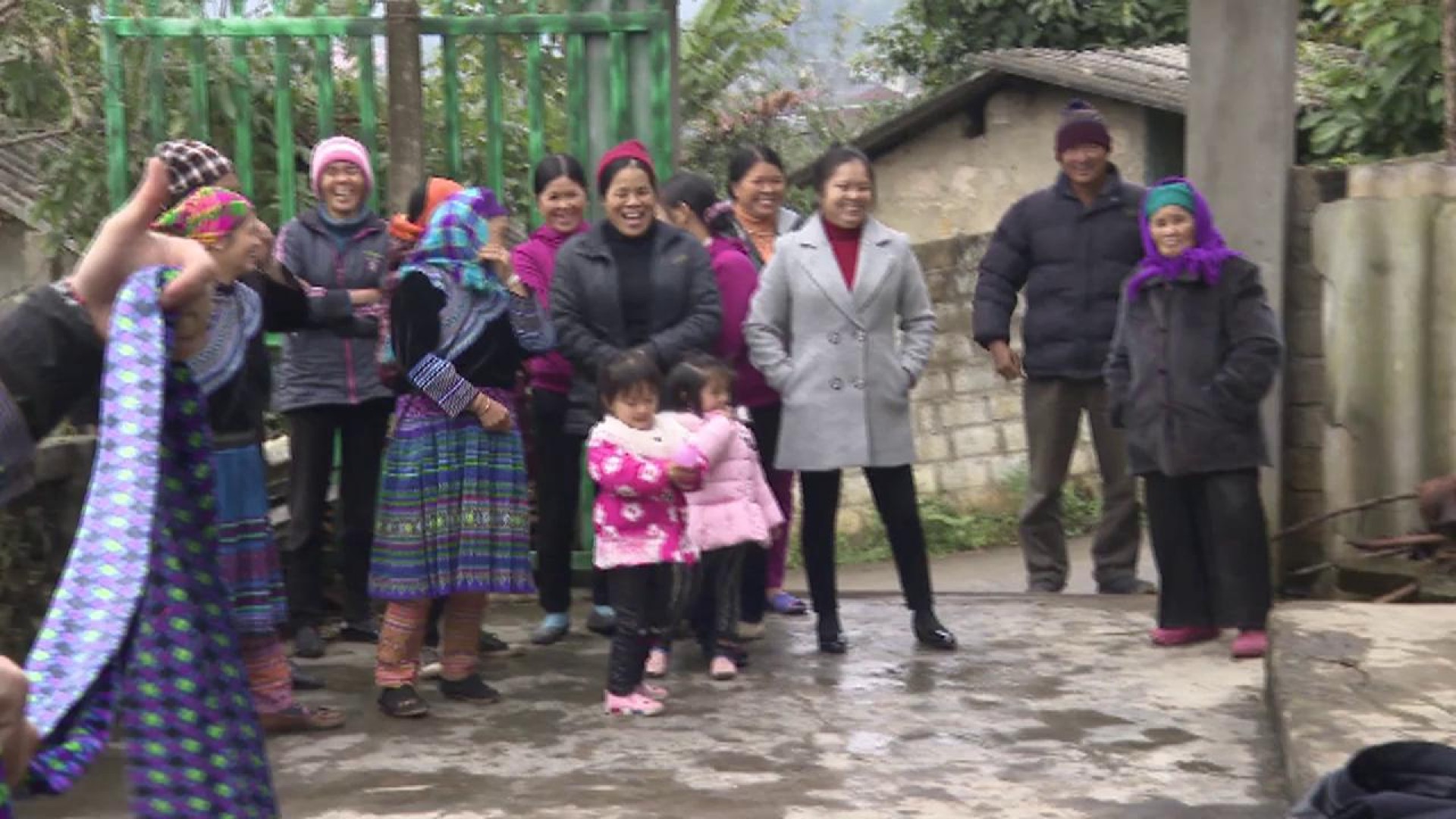 Moroșenii se &icirc;mbracă &icirc;n haine pentru femei