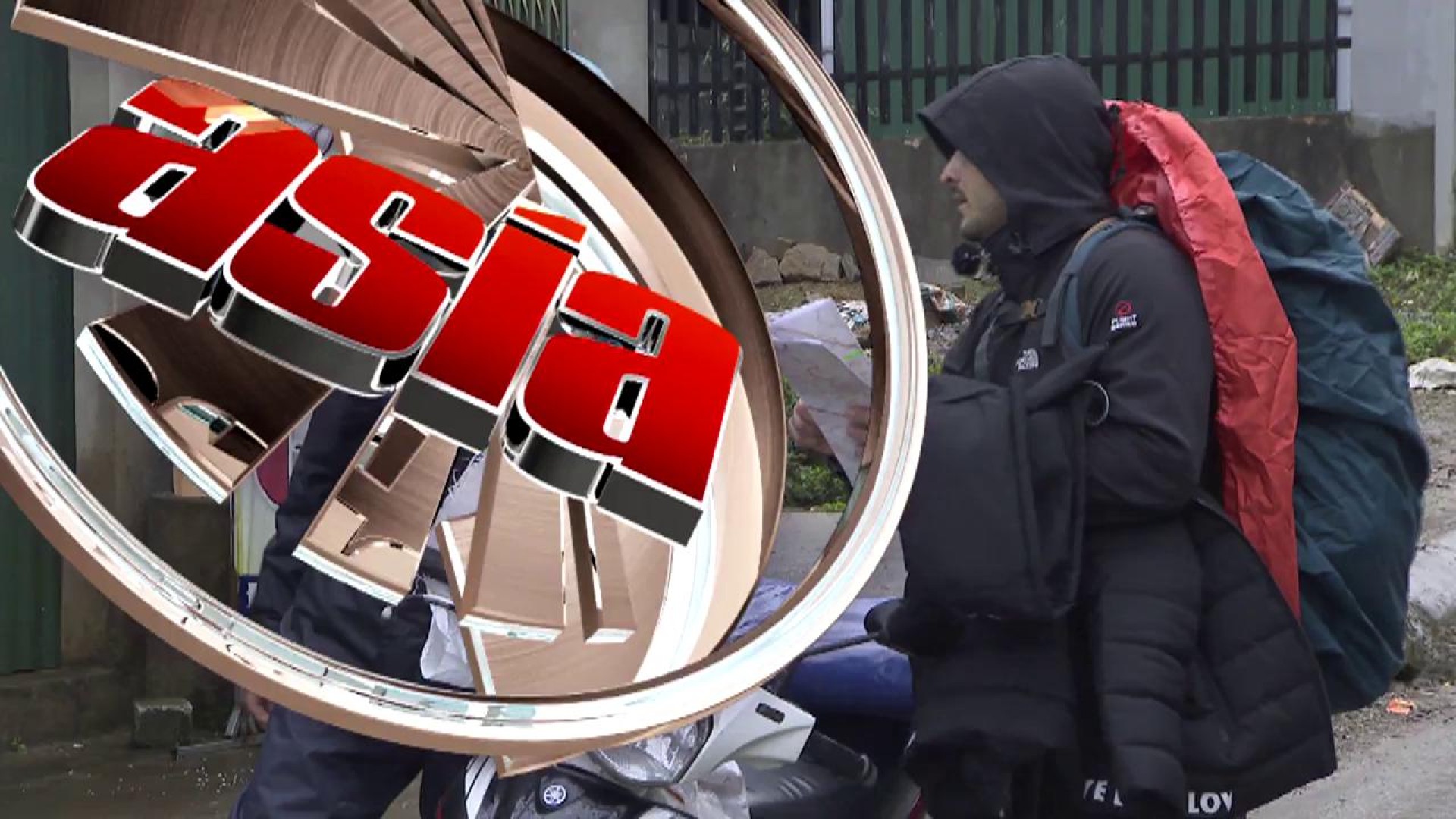 Liviu V&acirc;rciu ține &icirc;n brațe o localnică