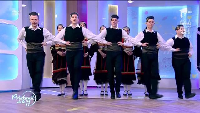 Ansamblul Kymata al Uniunii Elene din Rom&acirc;nia, dans pe scena de la "Prietenii de la 11"