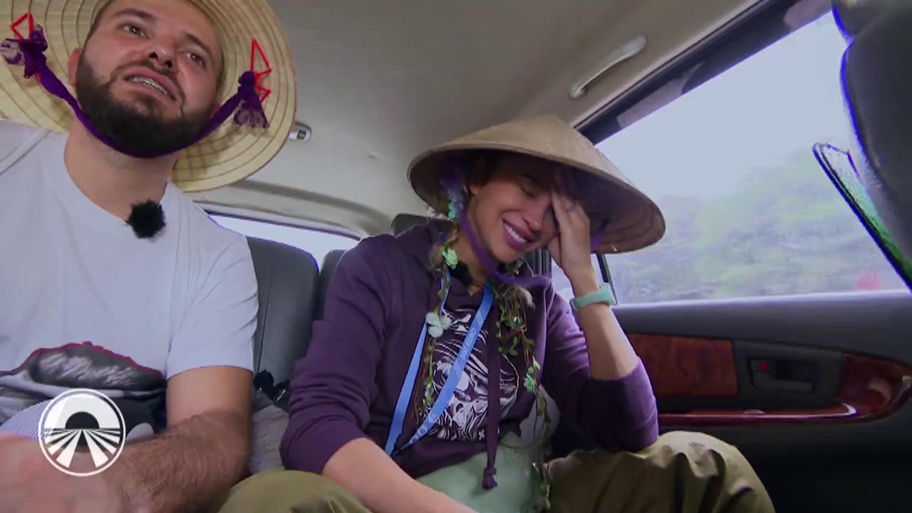 Fiecare echipă trebuie să facă rost de c&acirc;te două pălării conice de la localnicii din Vietnam