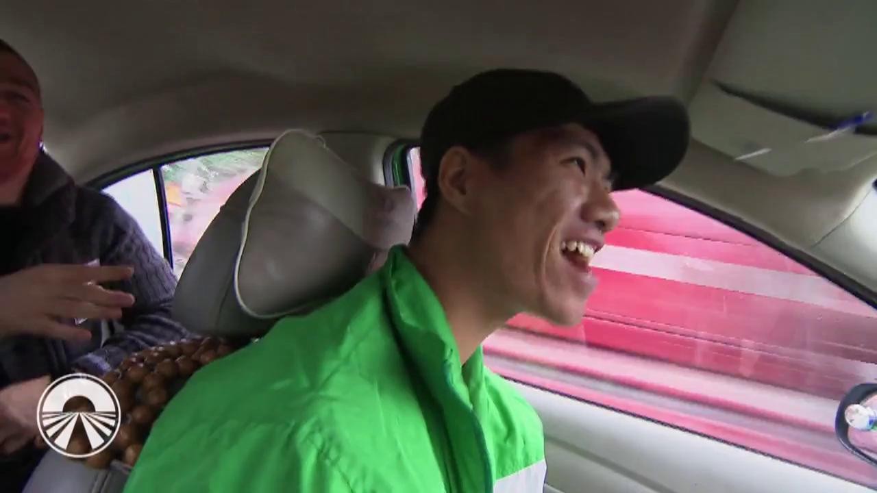 O-Zone se ascultă şi în Vietnam! Fraţii Moroşanu cântă "Dragostea din tei" alături de un taximetrist!
