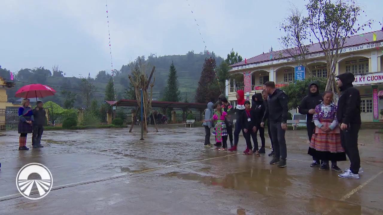 Liviu şi Andrei, &icirc;n rolul de profesori! &Icirc;i &icirc;nvaţă limba rom&acirc;nă pe copiii vietnamezi!