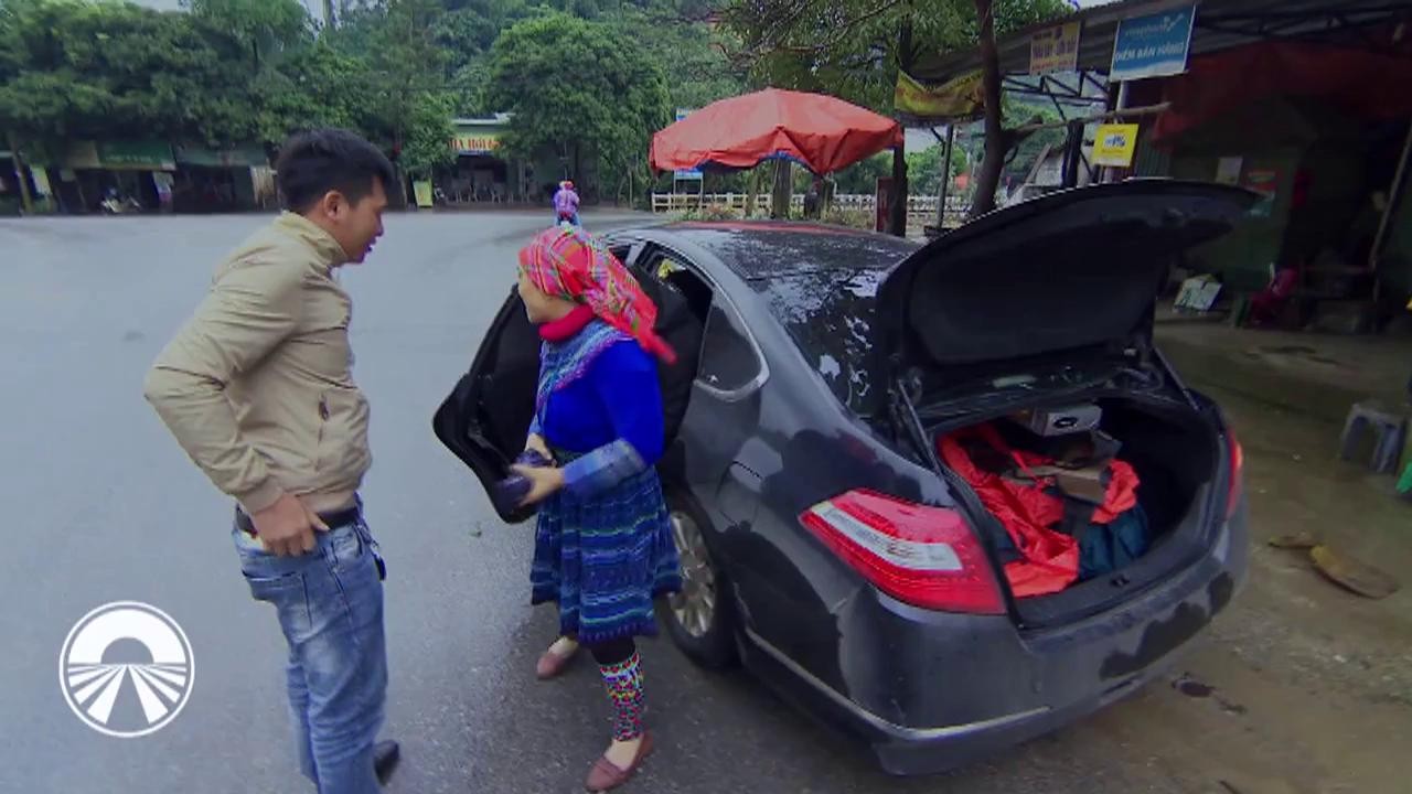 Liviu V&acirc;rciu, strivit de o vietnameză: "Mică, mică, dar e grea. Mi-a amorţit piciorul!"