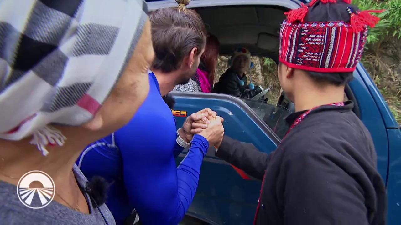 Concurenţii de la Asia Express au primit un nou task! Să măsoare părul femeilor din tribul Black Tai! Liviu V&acirc;rciu: "Noi o căutam pe Maria Dragomiroiu"