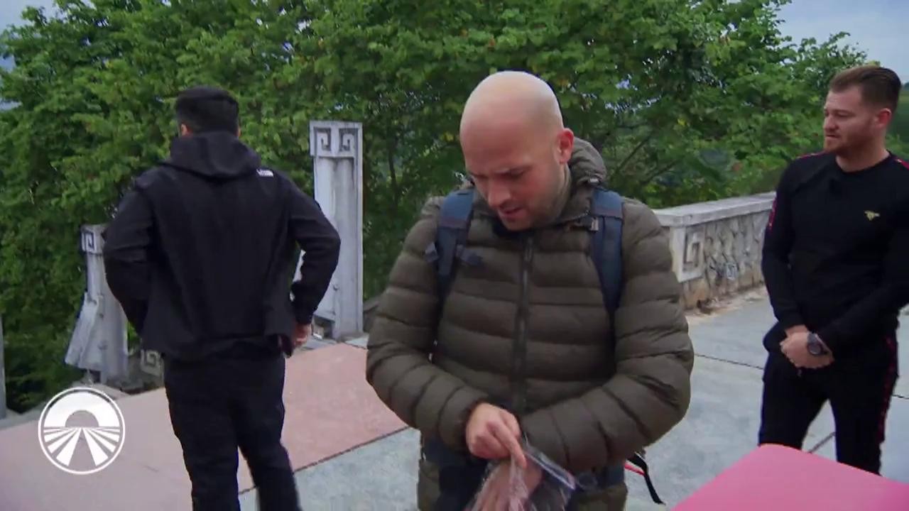 Urcatul treptelor de la monument le-a dat bătăi de cap concurenţilor! Liviu V&acirc;rciu: "Mi-a venit &icirc;napoi burgerul pe care l-am m&acirc;ncat &icirc;n urmă cu două săptăm&acirc;ni!"