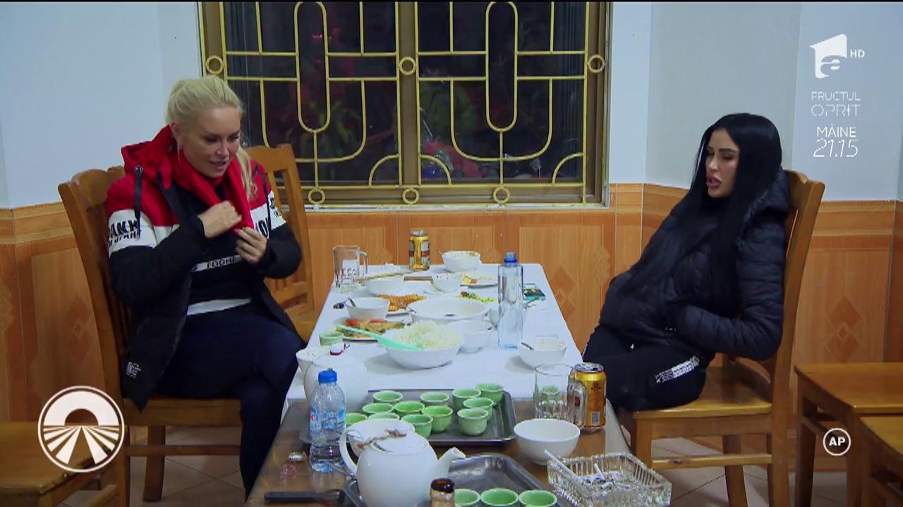 Vika şi Daniela Crudu au avut parte de şerpi, urşi şi albine la borcan &icirc;n hotelul &icirc;n care s-au cazat!