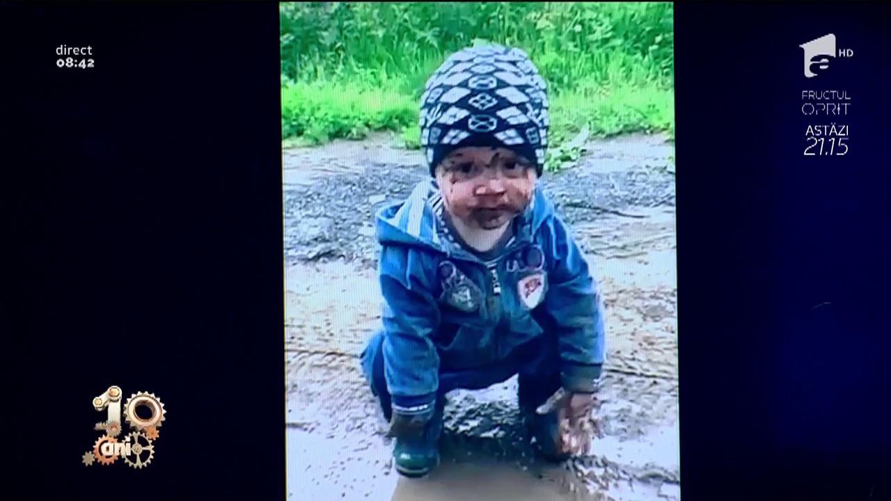 Smiley News! Un copil filmat de părinți &icirc;n timp ce se joacă &icirc;n noroi