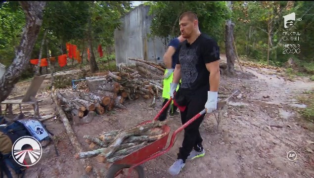 &rdquo;Să ne rugăm, să tăiem frunze sau să dăm cu mătura?&rdquo; Concurenții testează muncile pe care le prestează călugării asiatici