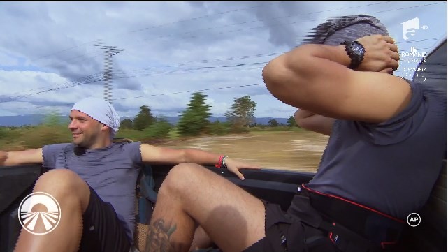 V&acirc;rciu &icirc;și pune m&acirc;na la ochi! Emoții mari pe șosea, &icirc;n mașina unui vitezoman: &rdquo;Mi-a fost frică. Mergea foarte tare. Avea 200 de km/h! Dacă punea fr&acirc;nă, ajungeam primii la finiș!&rdquo;