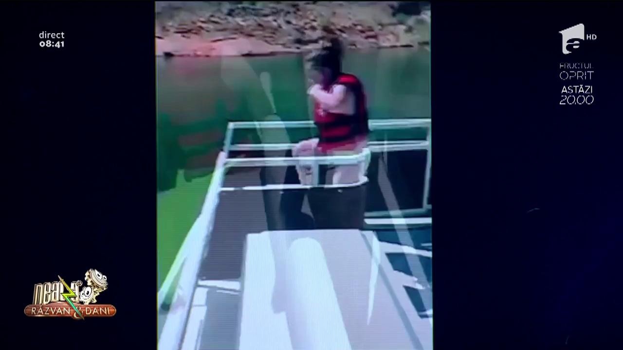 R&acirc;zi cu lacrimi! A vrut să se dea pe tobogan și a rămas &icirc;nțepenită