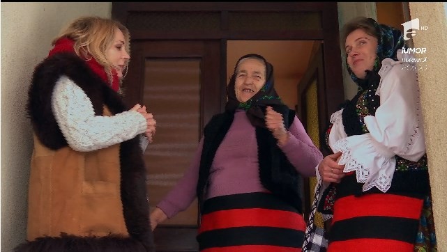 ”Bună vă fie inima, ca fasolea vinerea!” Dana Săvuică, surprinsă plăcut de fetele satului și bunicuța care vorbește în rime