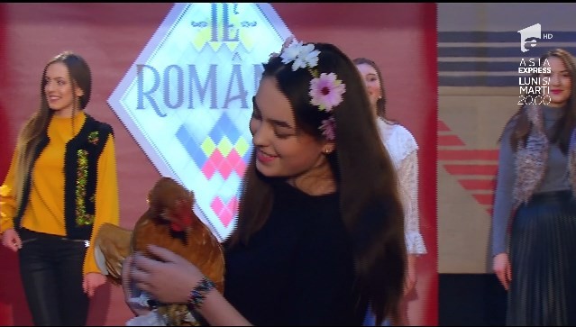 Amuzant și elegant! Fetele sunt cuceritoare în brațe cu o găină!