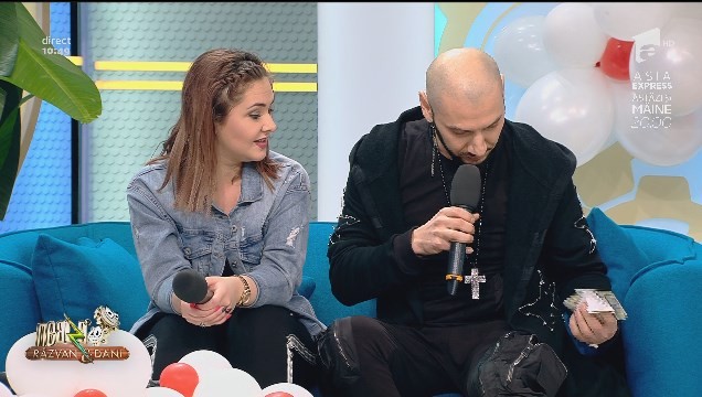 NiCK, cu o &rdquo;cărămidă&rdquo; de bani &icirc;n platoul de la Neatza: &rdquo;Am venit din turneu și &icirc;ncă nu am apucat să &icirc;mpărțim banii&rdquo;