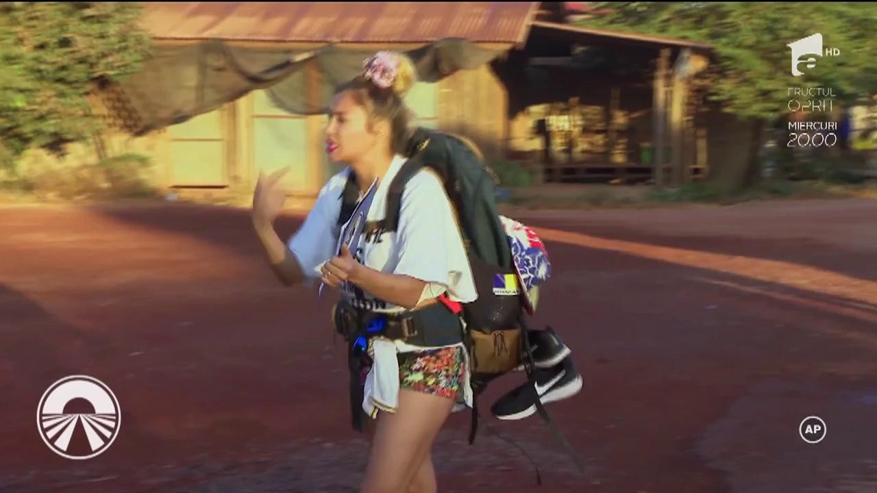 Liviu V&acirc;rciu şi Lora s-au luat la ceartă &icirc;n timp ce făceau autostopul! "Să nu vă transformaţi din oameni &icirc;n altceva &icirc;n concursul ăsta!"