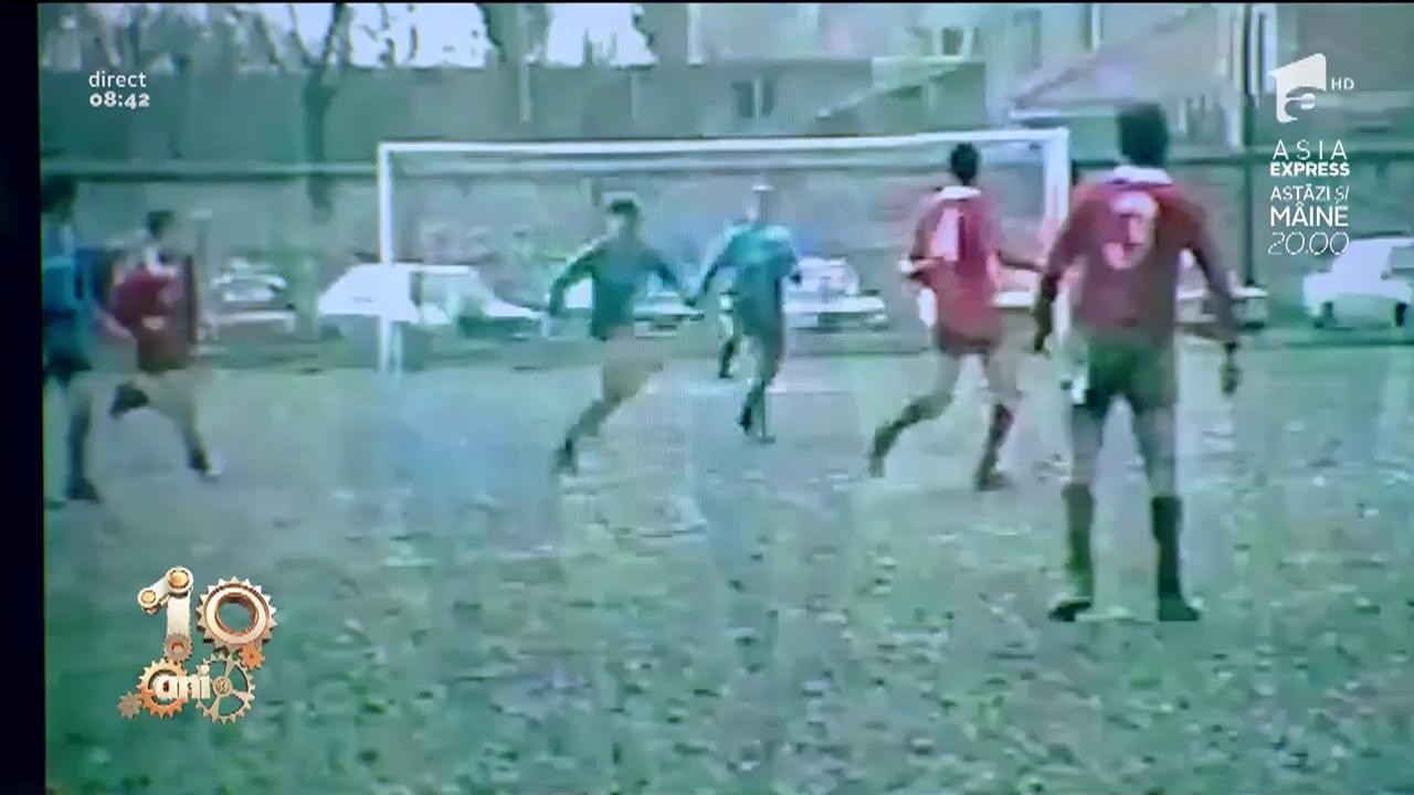 Smiley News. Imagini senzaţionale Diego Maradona &icirc;n timp ce joacă fotbal &icirc;n noroi