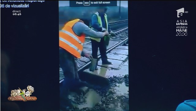 Smiley News. Imagini incredibile surprinse pe o cale ferată din Rom&acirc;nia. Muncitorii evacuează apa cu ajutorul unor sticle de plastic tăiate!