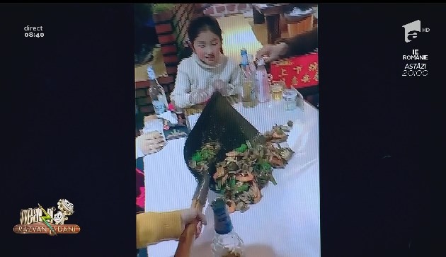 Smiley News. Poftă bună! M&acirc;ncare servită cu lopata, &icirc;ntr-un restaurant!