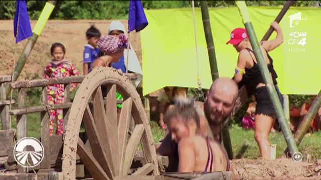 Lora și Ionuț, Vica și Daniela se luptă pentru c&acirc;știgarea amuletei de o mie de euro