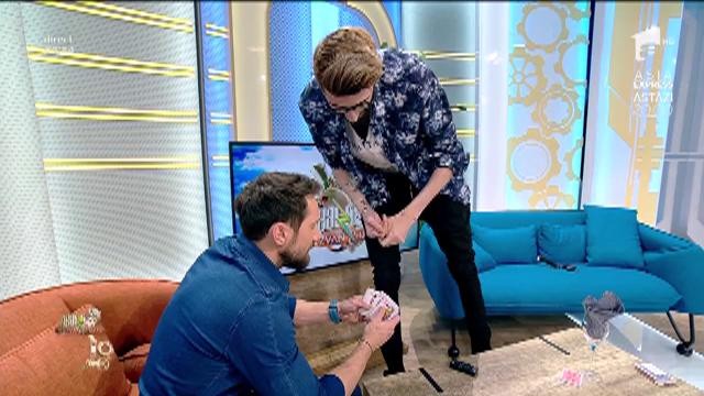 Magicianul Antonio -  truc "in reverse"