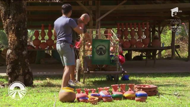 Au ieșit cioburi! Cioburi multeeeeee! Competiţia de transportat vase de ceramică a fost c&acirc;ştigată Liviu şi Andrei!