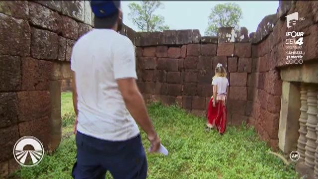 Aventura "Asia Express" a luat forma unui adevărat labirint! Prima parte a misiunii de la templu le-a dat mari bătăi de cap concurenţilor!