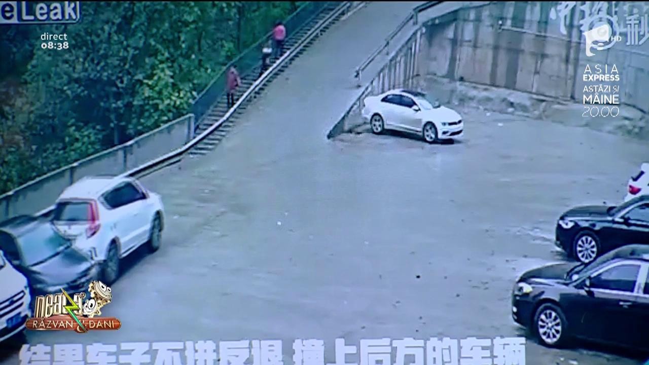 Smiley News. Cel mai nepriceput şofer. Nici nu reușește să iasă din parcare