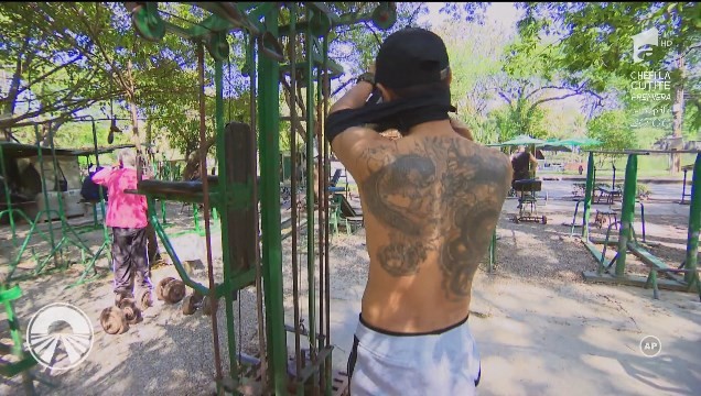 Zici că este membru al mafiei Yakuza! Speriate, Ana şi Raluka au vrut să fugă: &rdquo;Ia uite, ăsta se dezbracă &icirc;n fața noastră!&rdquo;